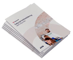Brosjyre med tittelen ‘Salg og markedsføring i B2B Norge 2025’ fra Inbound, liggende i en stabel på bordet.