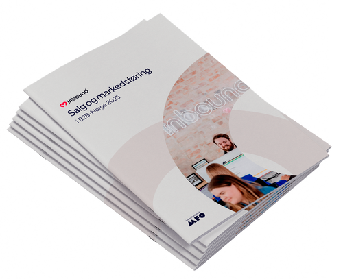 Brosjyre med tittelen ‘Salg og markedsføring i B2B Norge 2025’ fra Inbound, liggende i en stabel på bordet.