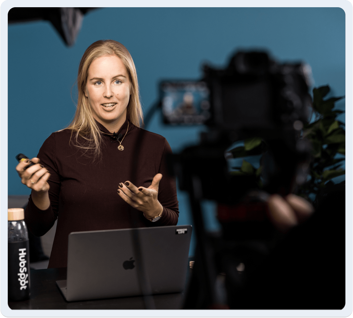 camilla snakker i et pågående webinar