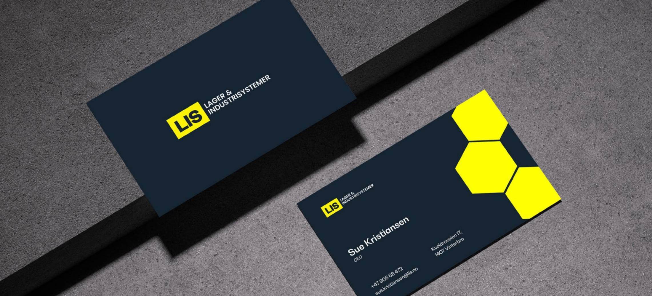 Moderne visittkort for LIS med logo i gult på mørk bakgrunn og karakteristiske heksagon-elementer som del av visuell identitet.