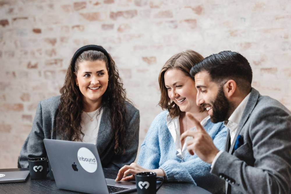 Team hos Inbound i møte, utvikler effektive B2B-markedsføringsløsninger for kunder.
