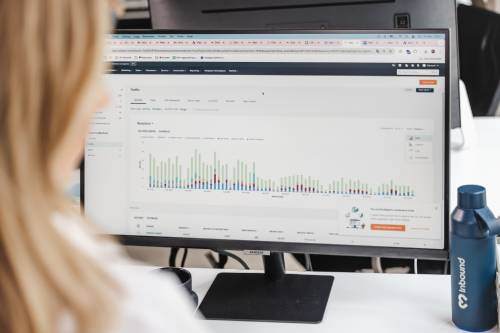 Trafikkdashboard i HubSpot – analyse av besøk og konverteringer i B2B-markedsføring.