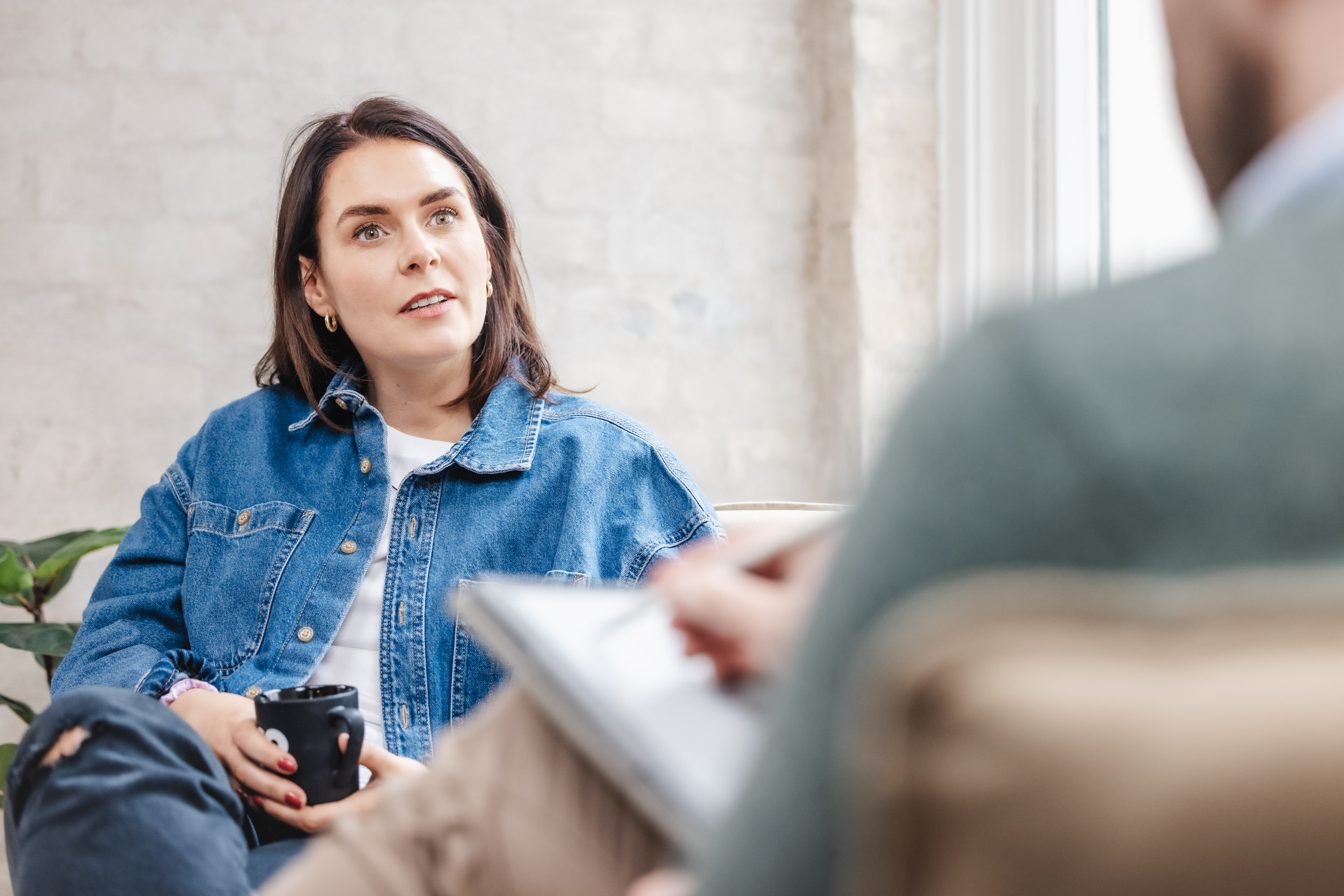 Ansatt i markedsføringsbyrået Inbound i en strategisamtale – illustrerer rådgivning, innsikt og kundedialog i digital markedsføring.