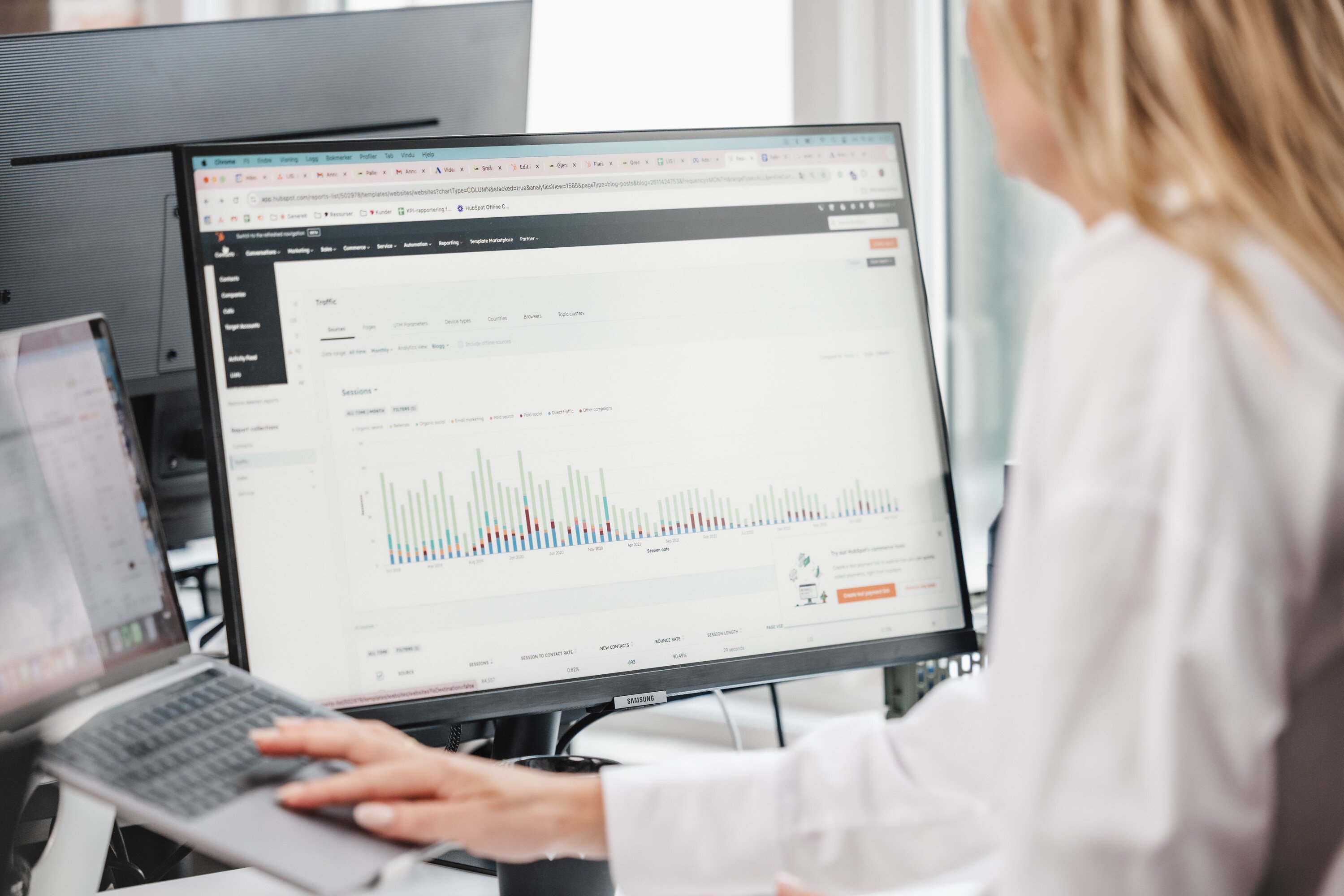 Inbound-rådgiver analyserer trafikkdata i HubSpot – innsiktsbaserte beslutninger i fokus