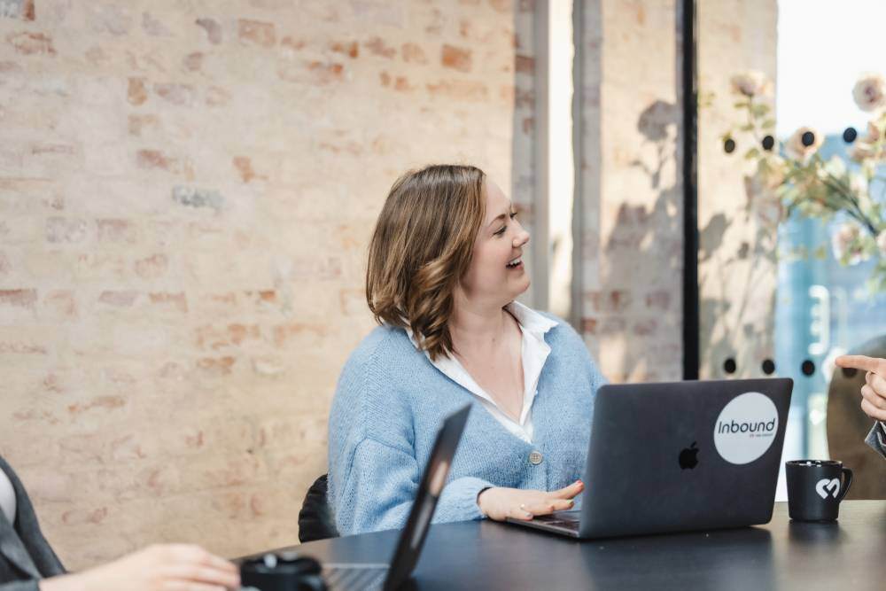 Inbound-rådgiver i møte med kunde – fokus på datadrevet markedsstrategi og vekst.
