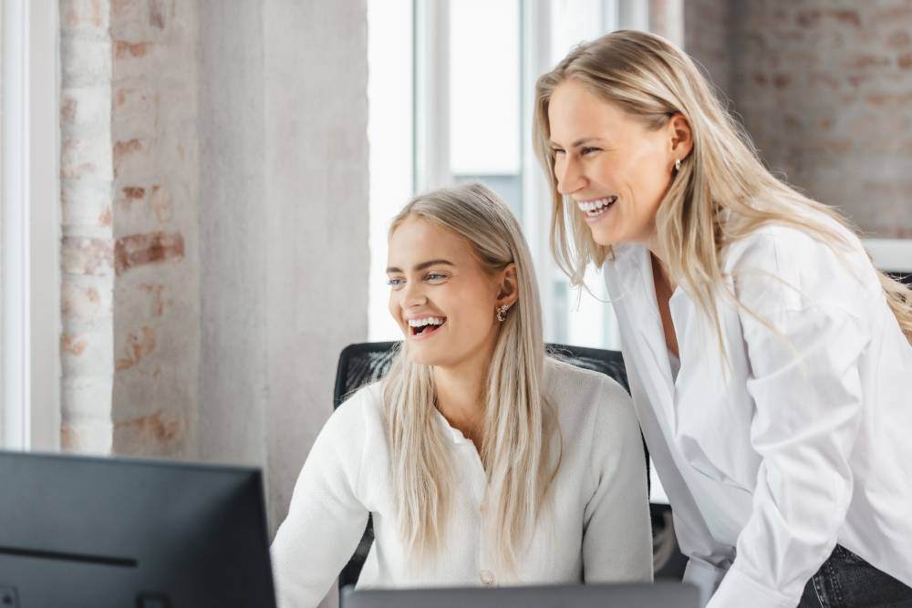 To rådgivere hos Inbound samarbeider om strategi i HubSpot for effektiv inbound-markedsføring.