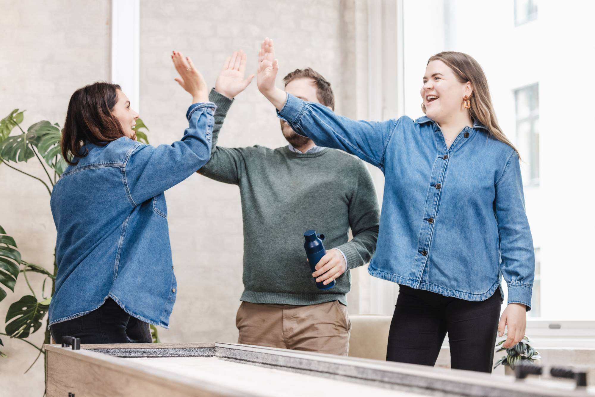 Teamet hos Inbound feirer suksess – samarbeid og motivasjon i fokus for B2B-kundearbeid.